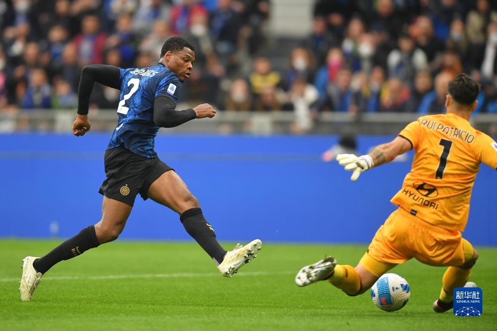  国际米兰边锋邓弗里斯入选意甲月度最佳阵容